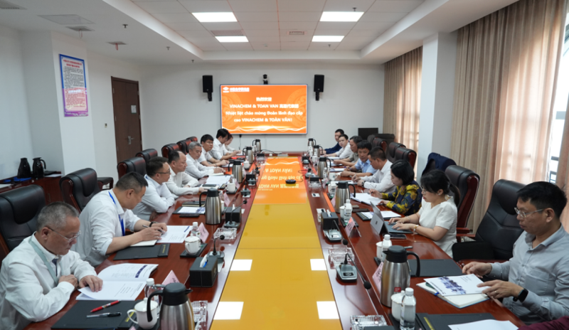 周鴻會見越南化學工業總公司寧平氮肥廠總經理阮日憲、越南三云綜合貿易股份公司董事長謝氏青云