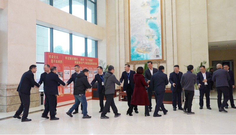 新春首個工作日  四化建領導班子集體迎接職工返崗